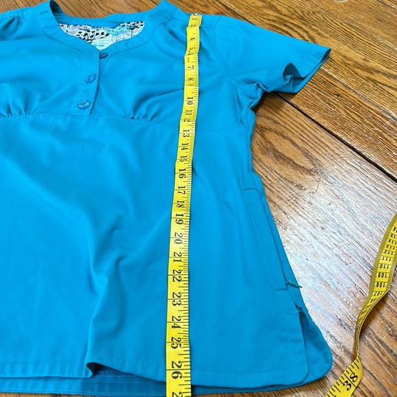 Dansko scrub top, aqua/teal size medium.  Short sleeves, pockets on side. - Picture 13 of 15